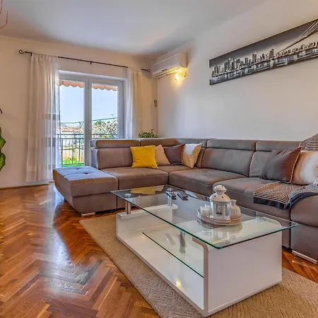 Lavanda Iii Apartment *