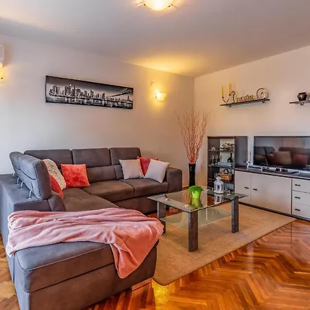 Cozy In With Kitchen Apartment Fazana