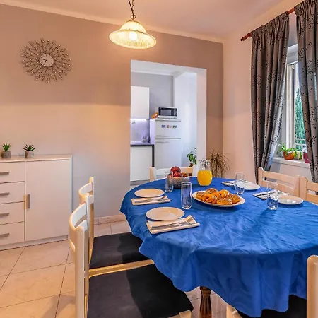 Cozy In With Kitchen Apartment