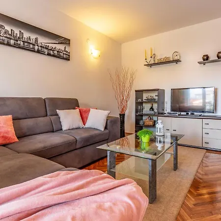 Cozy In With Kitchen Fazana