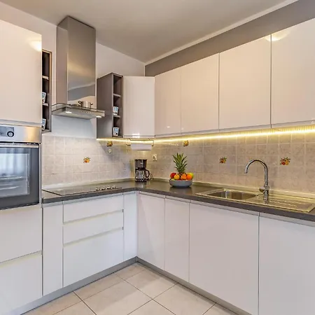Cozy In With Kitchen Apartment Fazana