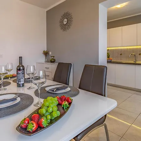 Cozy In With Kitchen Apartment