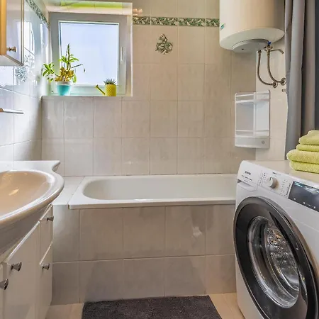 Daire Cozy In With Kitchen Fažana